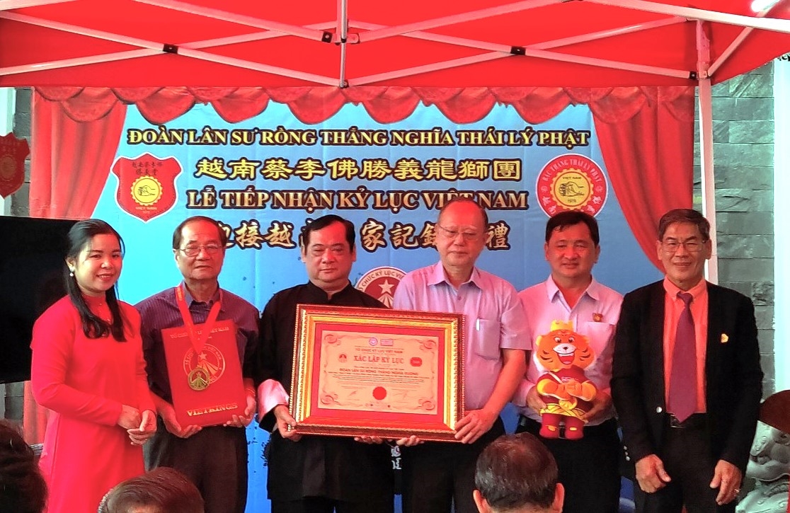 Tổ chức Kỷ lục Việt Nam - VietKings trao tặng Bằng xác lập Kỷ lục Việt Nam và Bằng Tôn vinh giá trị Kỷ lục đến Đoàn Lân Sư Rồng Thắng Nghĩa Đường 