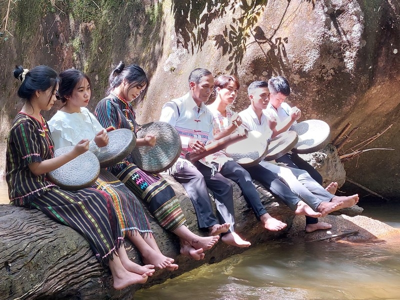 Nghệ nhân K’ Trời (ngồi giữa) truyền dạy âm nhạc truyền thống dân tộc Mạ cho giới trẻ.