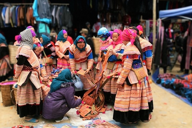 Phụ nữ Mông Hoa trong trang phục thổ cẩm nổi bật tại chợ phiên