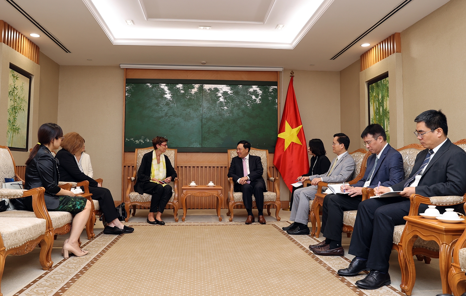 Phó Thủ tướng Thường trực đánh giá cao những đóng góp của Đại sứ Grete Lochen đối với sự phát triển của quan hệ hữu nghị truyền thống và hợp tác nhiều mặt Việt Nam-Na Uy trong nhiệm kỳ công tác tại Việt Nam - Ảnh: VGP/Hải Minh