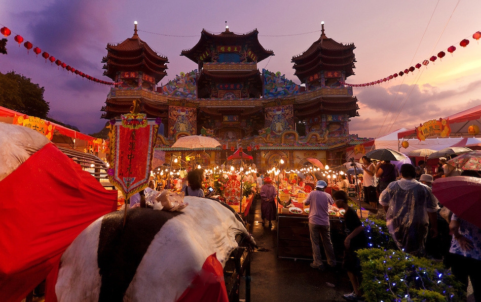 Người Đài Loan tổ chức lễ hội rước ma với các xe chở hình nộm, hoa quả và múa lân dịp Rằm tháng bảy