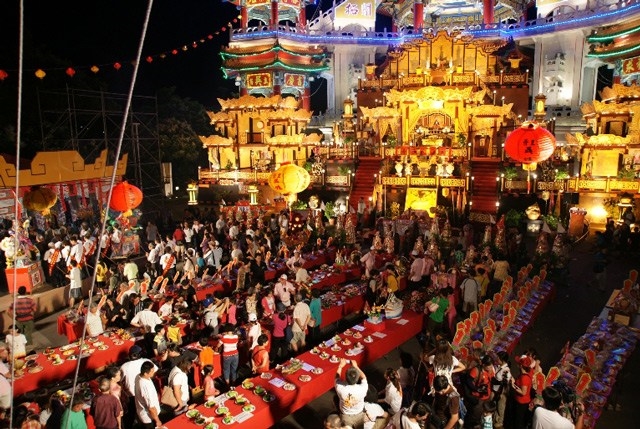 Trong dịp Rằm tháng 7, người dân Trung Quốc bày các vật phẩm, đồ ăn thức uống và những loại vàng mã, hình nộm để cúng các cô hồn