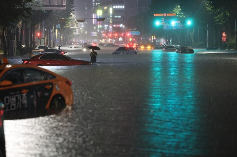Ngày 8/8, thủ đô Seoul hứng chịu trận mưa như trút nước, khiến nhiều ngôi nhà và tuyến đường chìm trong nước, giao thông tại nhiều khu vực trong thành phố rơi vào tình trạng hỗn loạn. (Ảnh: Yonhap)