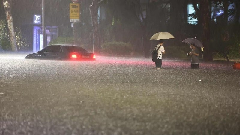 Đường phố của quận Gangnam tại thủ đô Seoul ngập trong nước mưa, ngày 8/8. (Ảnh: Yonhap)