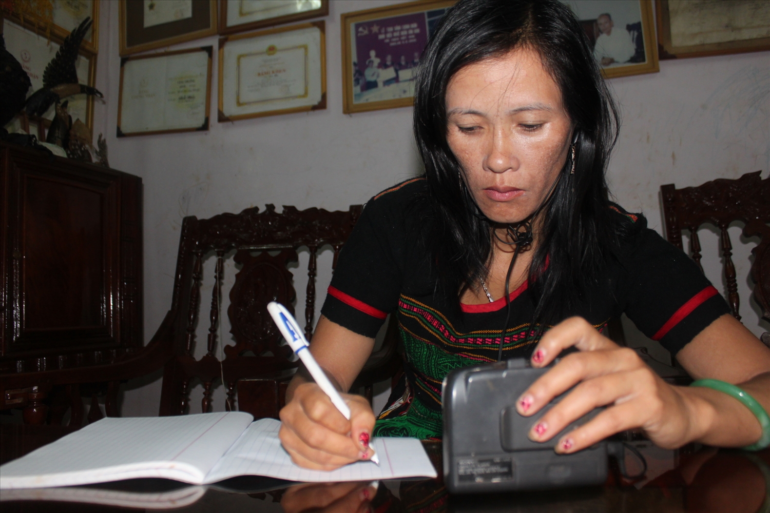 Nghệ nhân Thị Mai bon Bu Prăng, xã Đắk N’drung, huyện Đắk Song, tỉnh Đắk Nông miệt mài nghe và chép lại sử thi