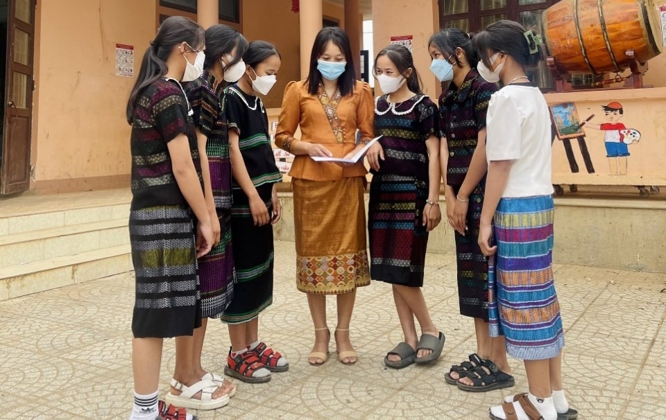 Các em học sinh trường THCS xã A Dơi (Hướng Hóa, Quảng Trị) rạng rỡ trong trang phục truyền thống