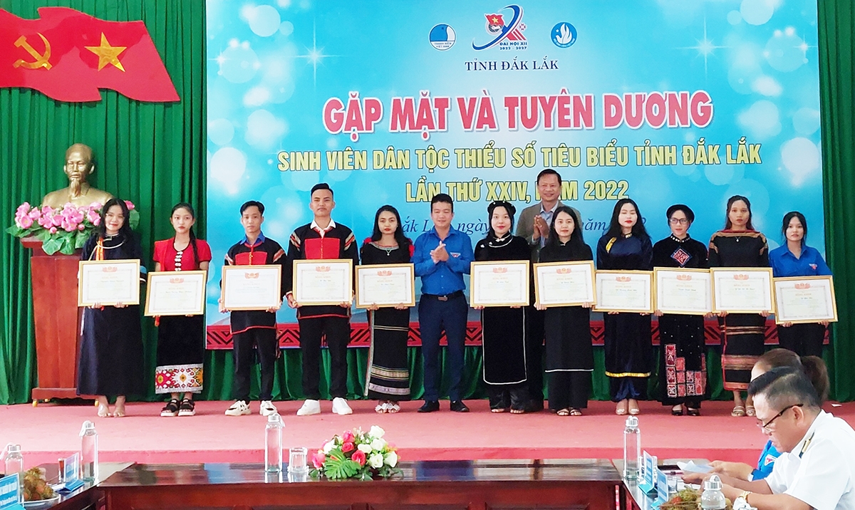 Những sinh viên thành tích học tập xuất sắc được Hội Liên hiệp Thanh niên Việt Nam và Hội Sinh viên Việt Nam tỉnh tặng Bằng khen