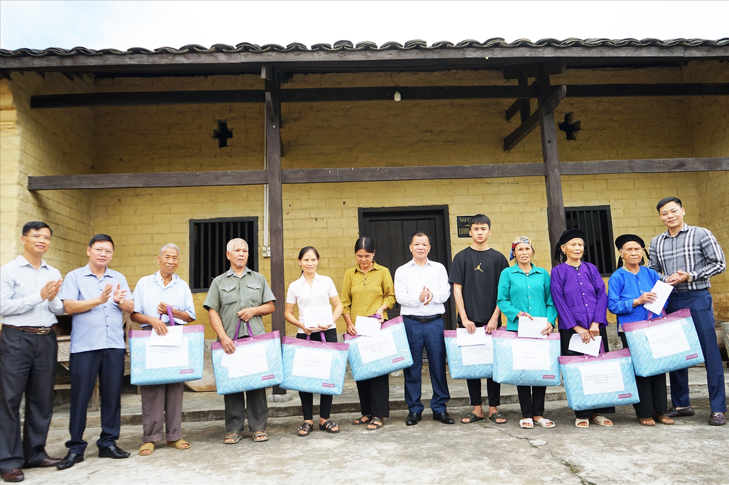 Đoàn công tác tặng quà các hộ gia đình chính sách, gia đình có hoàn cảnh khó khăn trên địa bàn xã Trấn Ninh, huyện Văn Quan 