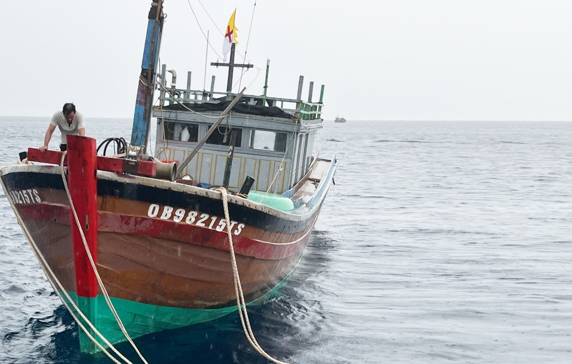 Tàu cá tàu cá QB-98215TS gặp nạn đã được lai dắt về nơi trú đậu an toàn