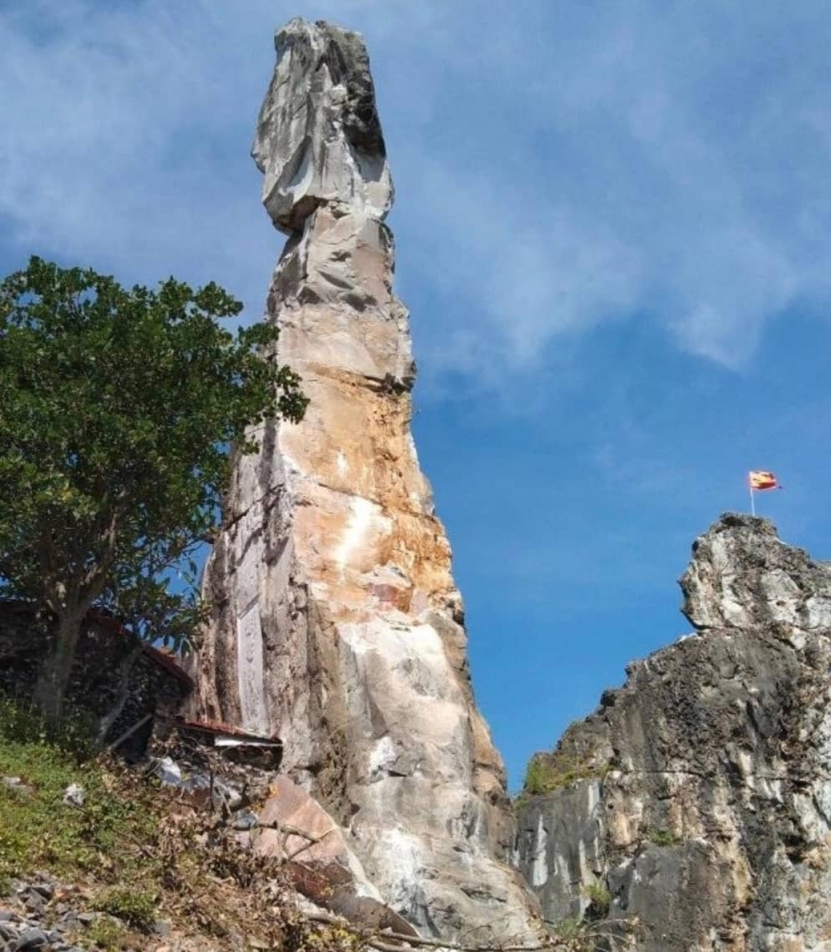 Hòn Vọng Phu sau khi bị sét đánh sạt lở khối đá có kích thước rộng khoảng 1x3 m