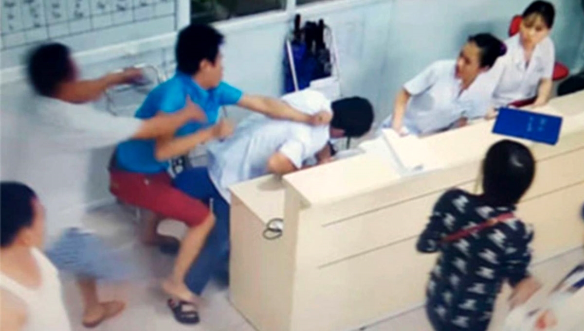 Vụ người nhà bệnh nhân nhi hành hung nhân viên y tế xảy ra tại Bệnh viện Nhân Dân Gia Định, TP. Hồ Chí Minh. (Ảnh trích xuất từ Camera an ninh)