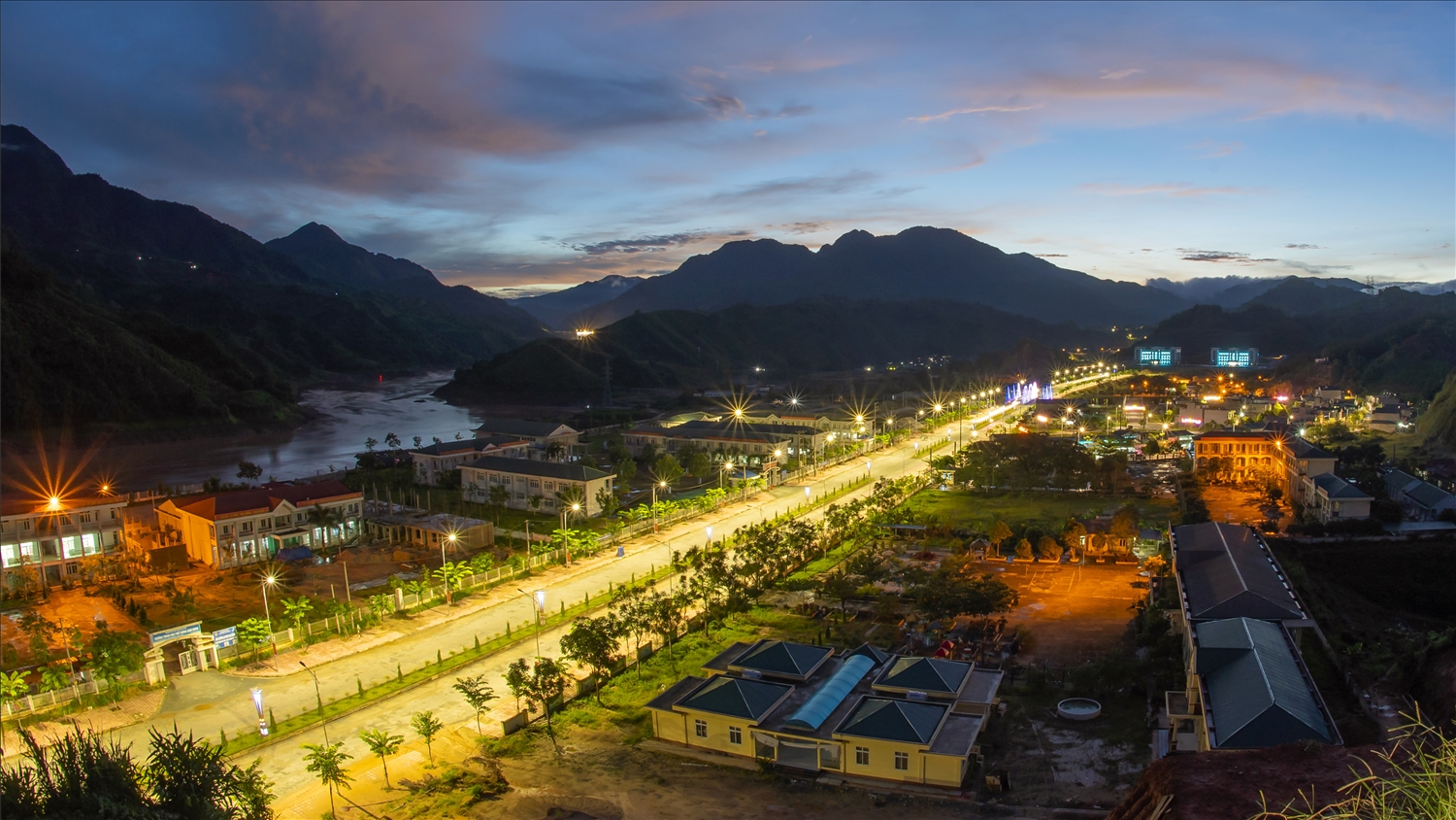 Tuyến đường trung tâm huyện Nậm Nhùn lung linh về đêm