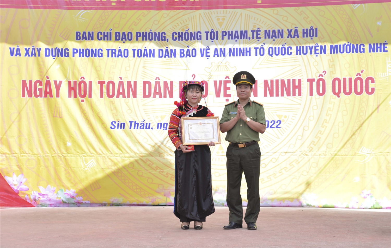 Bà Pờ Mỳ Lế nhận kỷ niệm chương của Bộ Công an vì những thành tích xuất sắc trong phong trào bảo vệ an ninh tổ quốc 
