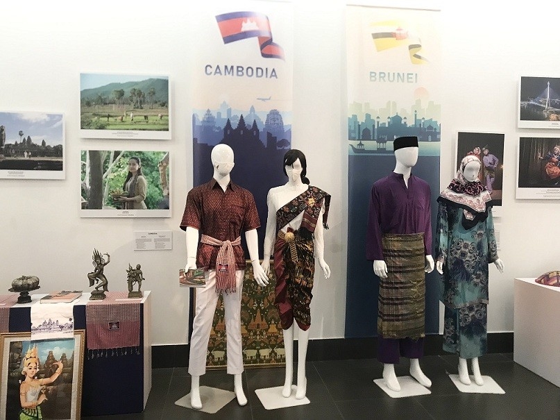 Không gian trưng bày văn hóa Campuchia và Brunei.