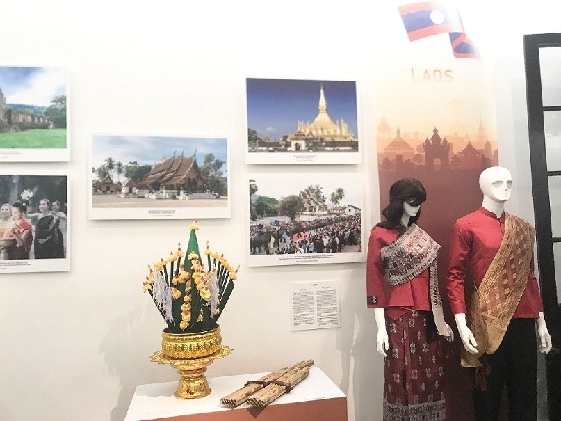 Không gian trưng bày văn hóa Lào.