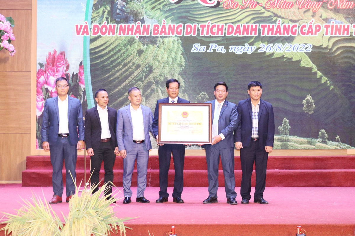 Lãnh đạo sở Văn hóa và Thể thao tỉnh Lào Cai trao Bằng công nhận di tích cho thị xã Sa Pa