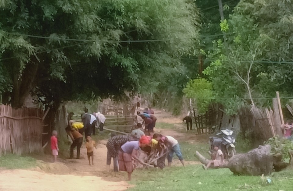 Người Đan Lai ở bản Búng dọn vệ sinh đường làng ngõ xóm