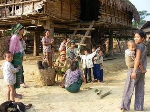 Hôn nhân cận huyết và tảo hôn đang dần được xóa bỏ ở các bản làng người Đan Lai