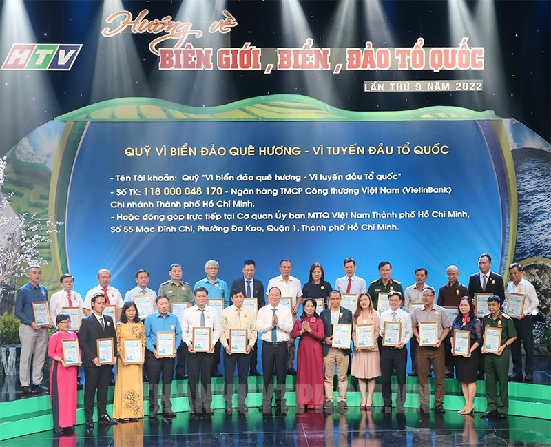 Lãnh đạo Thành phố Hồ Chí Minh nhận bảng tài trợ và trao thư cảm ơn cho các đơn vị đồng hành.