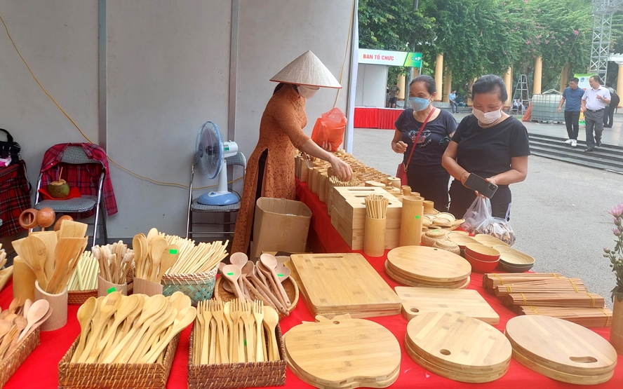 Các sản phẩm làng nghề đạt tiêu chuẩn OCOP Hà Nội được giới thiệu tại chương trình.