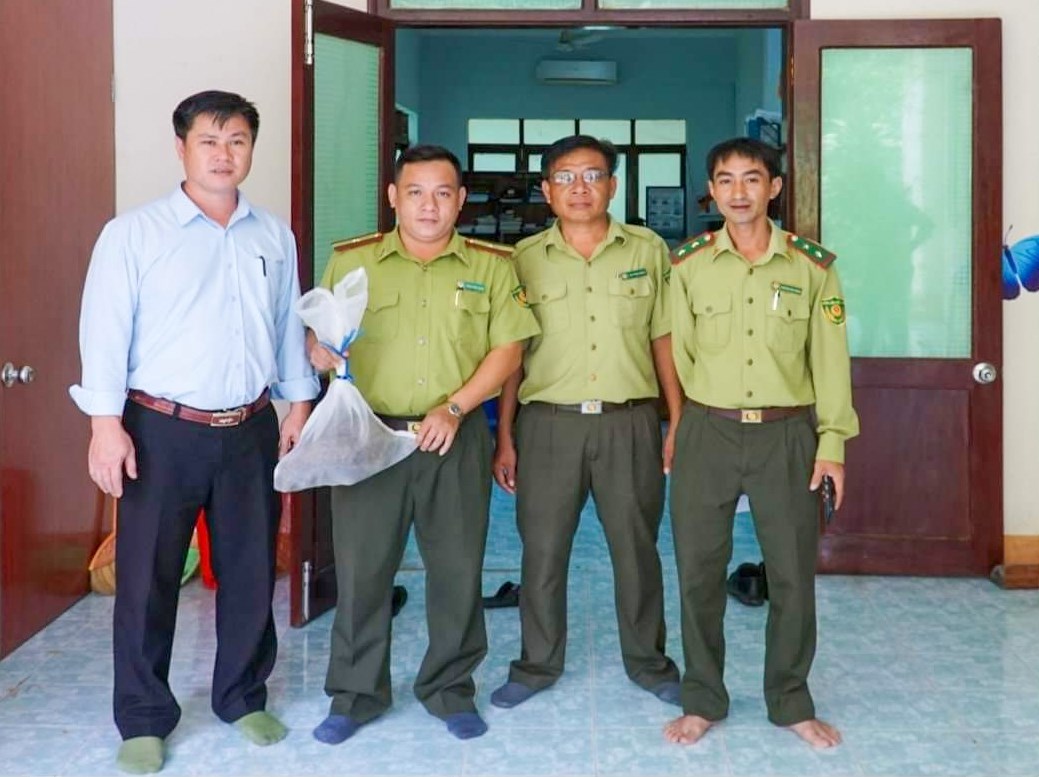 Hạt kiểm lâm huyện Cát Tiên bàn giao 2 cá thể tê tê cho Vườn Quốc gia Cát Tiên