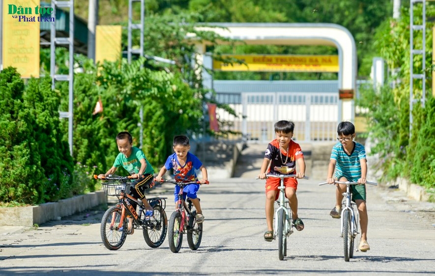 Tuyến đường bê tông dài hơn 3 km được xây dựng giúp người dân Sa Ná đi lại thuận lợi hơn, trẻ em không lo cảnh phải nghỉ học khi mùa lũ tới