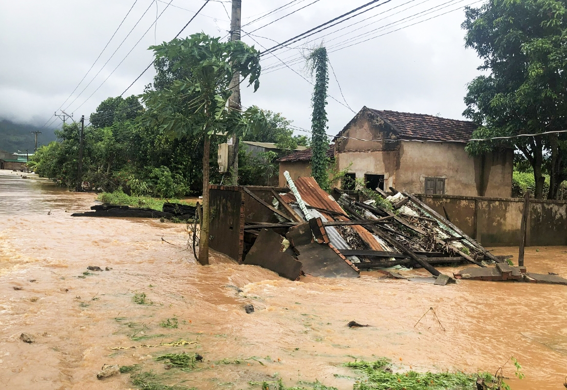 Mưa lớn gây ngập nhà người dân, giao thông cách trở tại xã Ia Piơ, huyện Chư Prông, Gia Lai