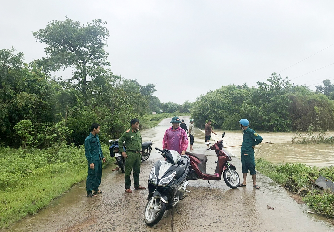 Lực lượng chức năng xã Ia Lâu, huyện Chư Prông trực gác ở 2 đầu các cầu ngầm hướng dẫn người dân không được đi lại khi nước dâng cao
