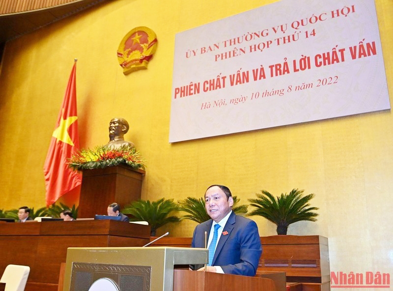 Bộ trưởng Văn hóa, Thể thao và Du lịch Nguyễn Văn Hùng phát biểu mở đầu nội dung chất vấn và trả lời chất vấn