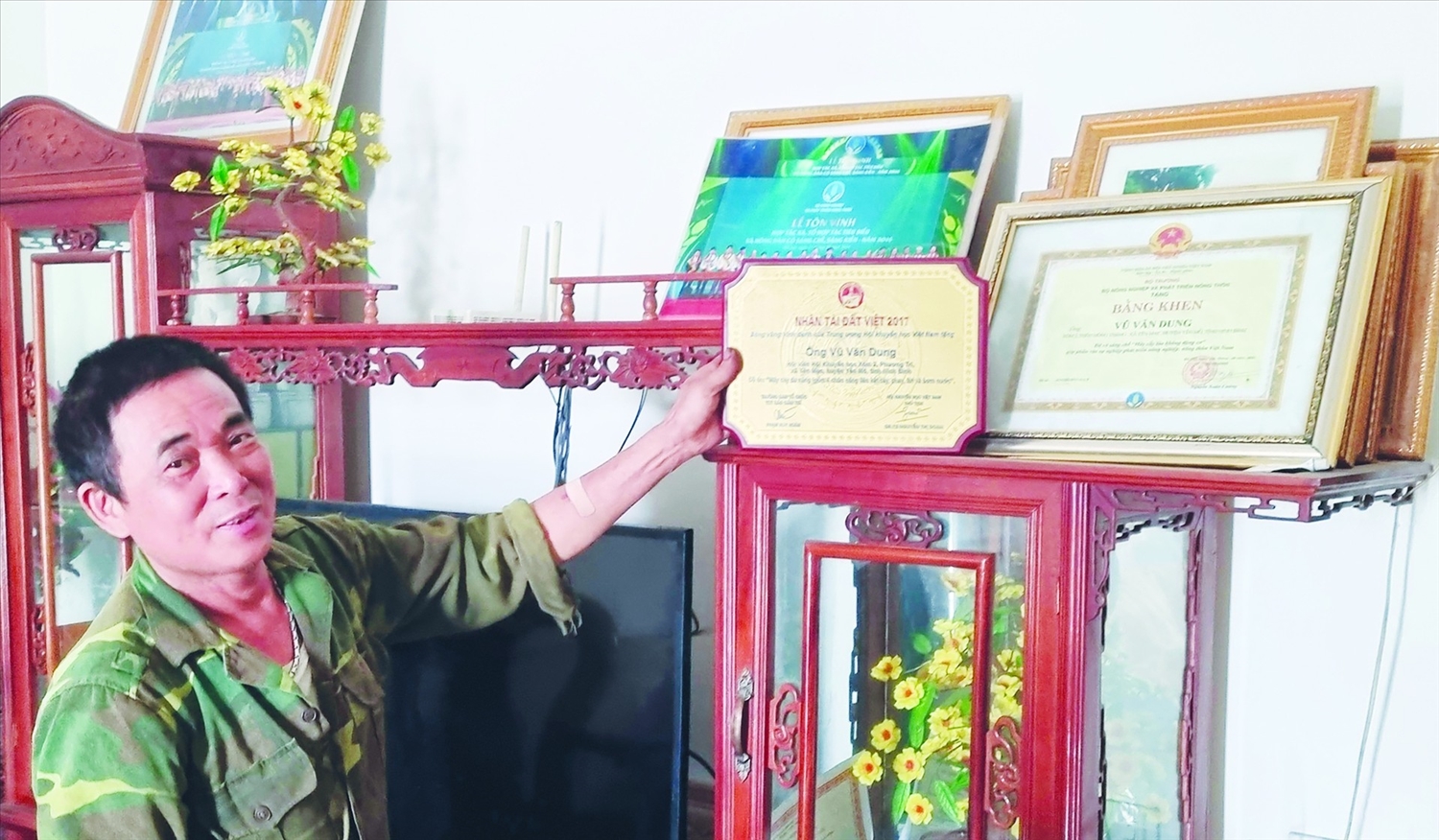 Ông Vũ Văn Dung đạt nhiều giải thưởng cao trong các hội thi cấp tỉnh và toàn quốc về chế tạo máy nông nghiệp giúp nông dân