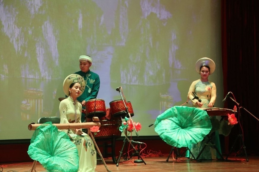 Tiếng đàn bầu Việt Nam làm say lòng khán giả có mặt tại Nhà hát.