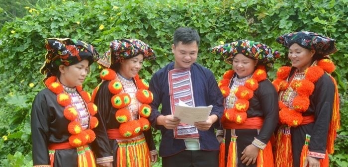 Người dân thôn Khun Xúm (xã Phúc Sơn, huyện Lâm Bình, Tuyên Quang) tìm hiểu các quy định của pháp luật về tảo hôn và hôn nhân cận huyết thống