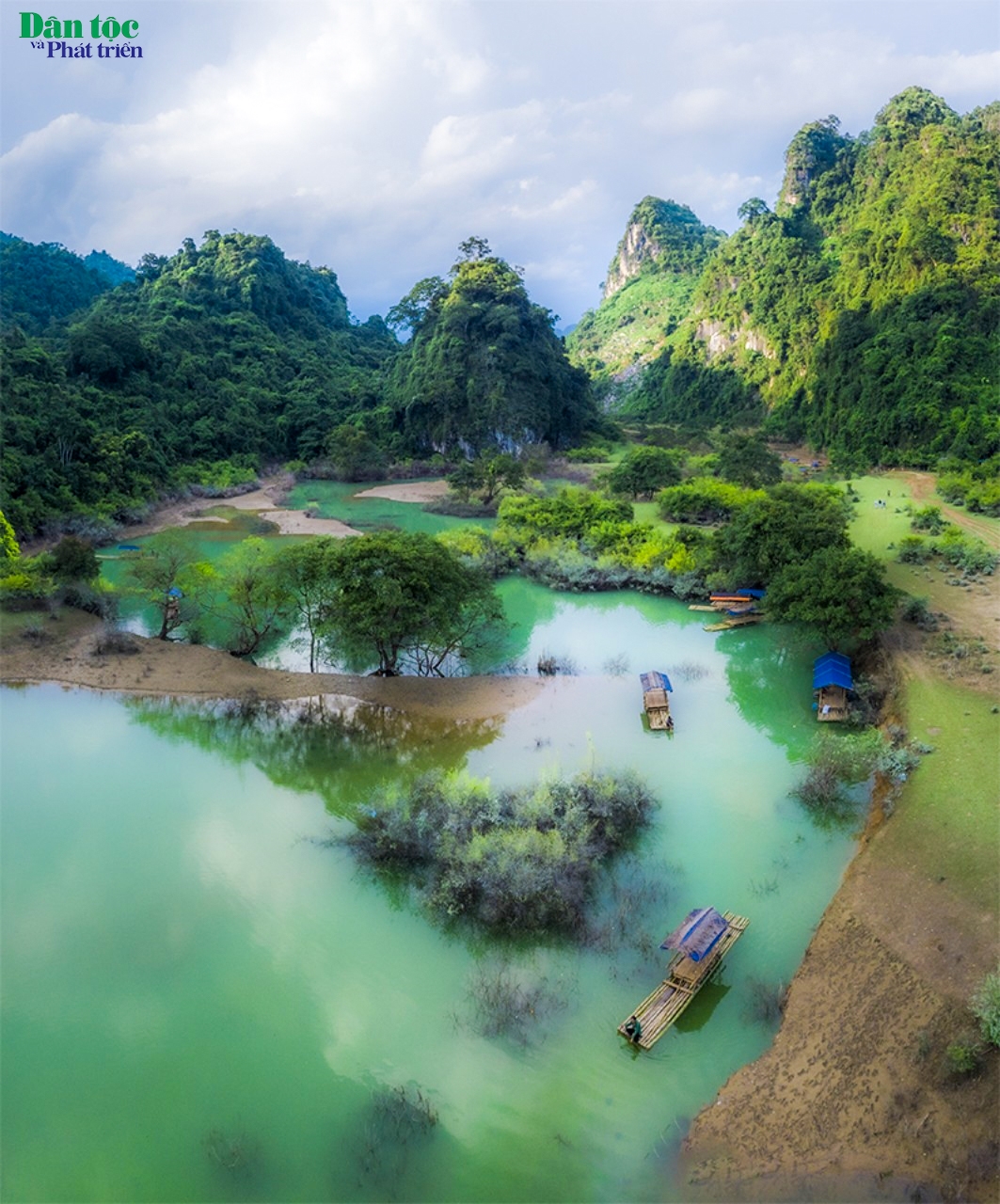 Đây cũng là mùa hút du khách nhất của Đồng Lâm với nhiều hoạt động vui chơi hấp dẫn như bơi lội, câu cá… và đặc biệt là chèo thuyền, bè dạo quanh thung lũng
