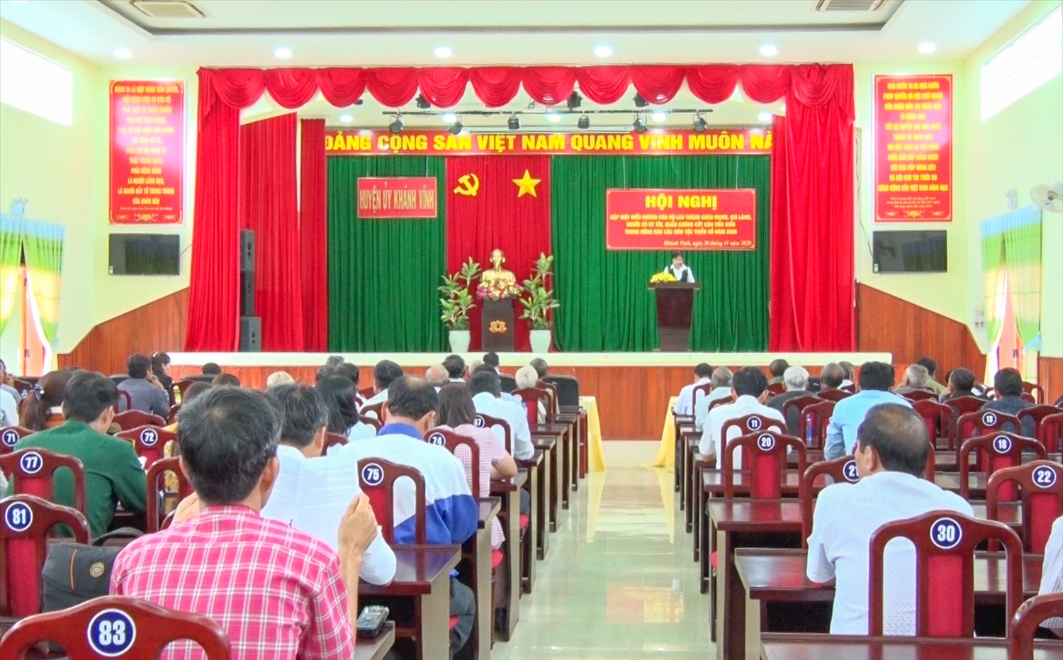 Huyện Khánh Vĩnh thường xuyên mở các hội nghị tập huấn, để những Người có uy tín cập nhật thêm kiến thức mới truyền đạt lại cho dân làng