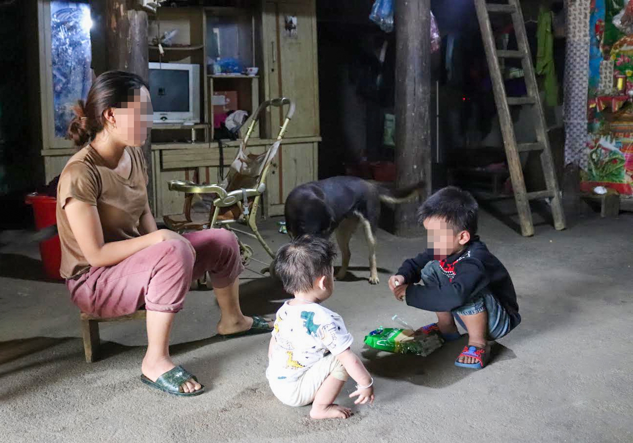 Sùng Thị Mỷ ở xã Sín Chéng, huyện Si Ma Cai, tỉnh Lào Ca mới 18 tuổi đã chuẩn bị sinh bé thứ 2.