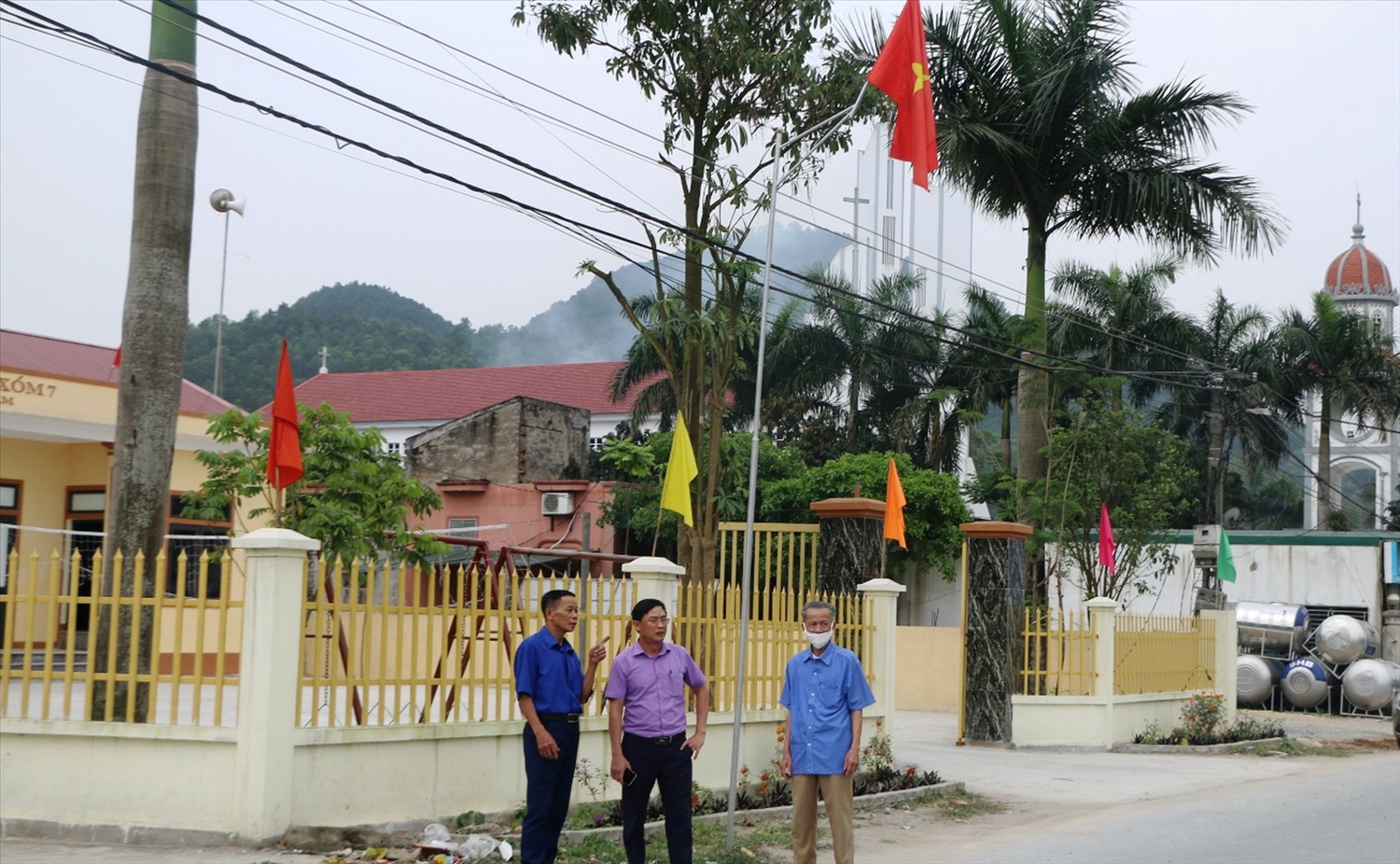 Lãnh đạo xã Hưng Yên Nam trao đổi với người dân xóm 7 về xây dựng NTM
