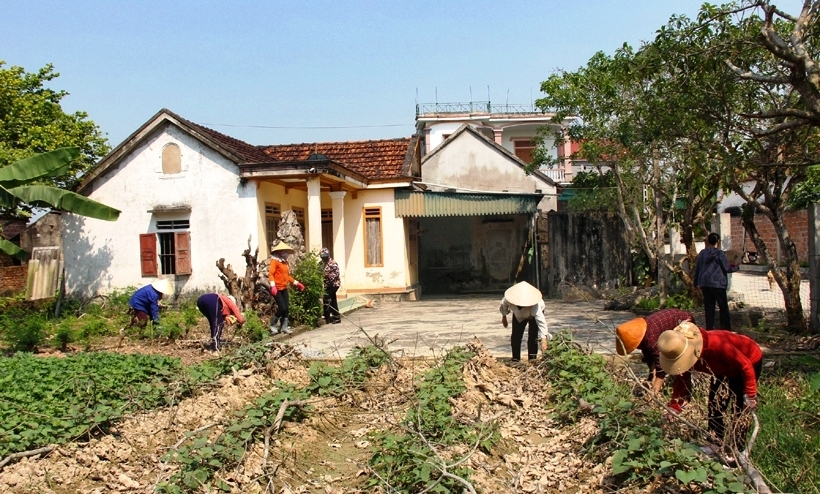 Chi hội Phụ nữ thôn Bình Yên huy động chị em chỉnh trang vườn nhà chị Hoàng Thị Xuân, có hoàn cảnh khó khăn, đi làm ăn xa