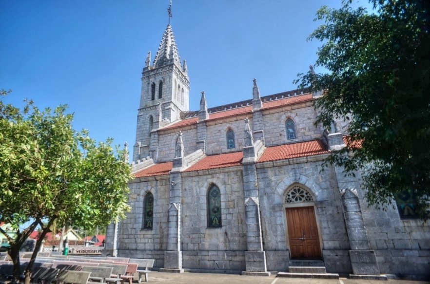 Nhà thờ được thiết kế theo kiểu Gothic, lấy nguyên mẫu từ một nhà thờ của Pháp
