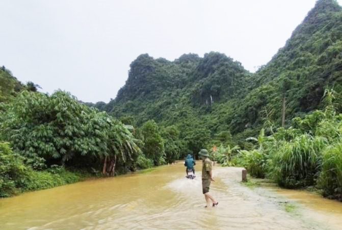 Nước ngập đường vào xóm Bong, xã Đồng Tâm, huyện Lạc Thủy, tỉnh Hòa Bình - nơi xảy ra sự việc