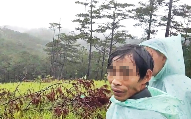 Đối tượng Dương Kim Hà tại hiện trường vụ phá rừng