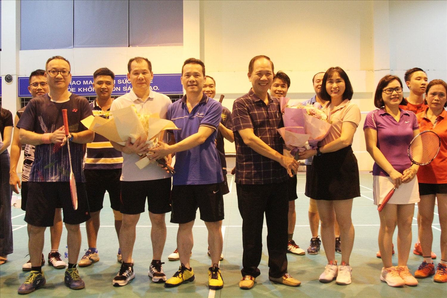 Chủ tịch Công đoàn cơ quan UBDT, Tổng Biên tập Tạp chí Dân tộc Nguyễn Quang Hải và Phó Tổng giám đốc Ngân hàng CSXH Hoàng Minh Tế tặng hoa cho Đội trưởng các đội