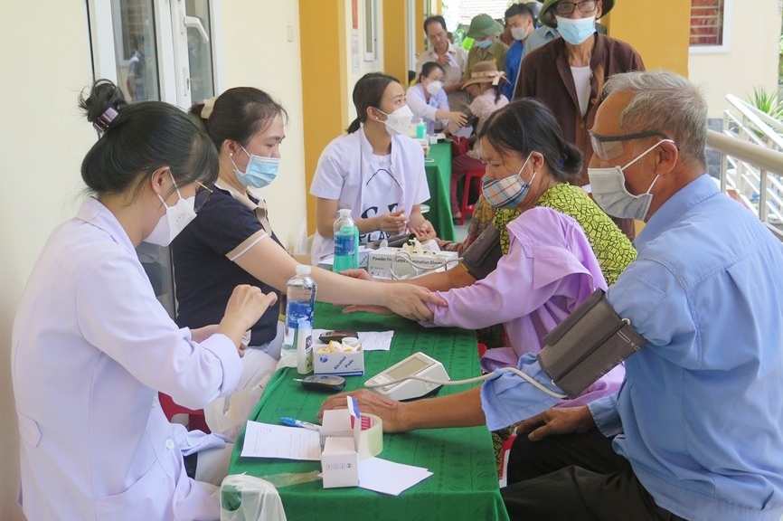 Các y, bác sĩ khám bệnh, cấp thuốc miễn phí, tặng quà nạn nhân chất độc da cam và đối tượng chính sách tại Thanh Hóa