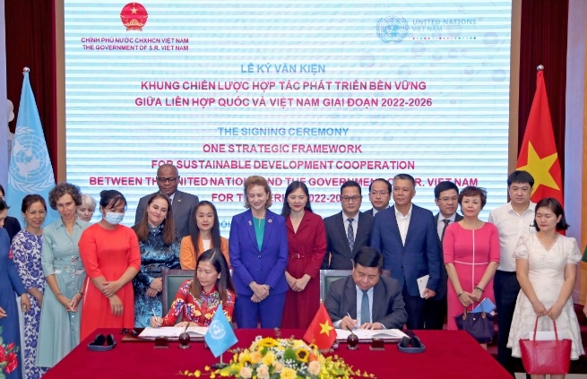 Bộ trưởng Bộ KH&ĐT Nguyễn Chí Dũng và Điều phối viên thường trú của Liên Hợp Quốc tại Việt Nam Pauline Tamesis đã ký kết văn kiện Khung Chiến lược hợp tác phát triển bền vững giai đoạn 2022-2026