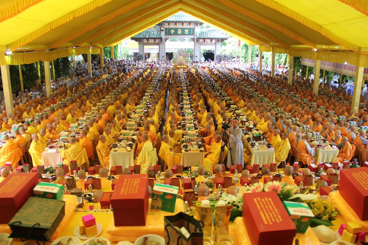 Hàng nghìn tăng ni, phật tử tham dự Đại lễ Vu Lan tại Tổ đình Từ Đàm, Thừa Thiên Huế