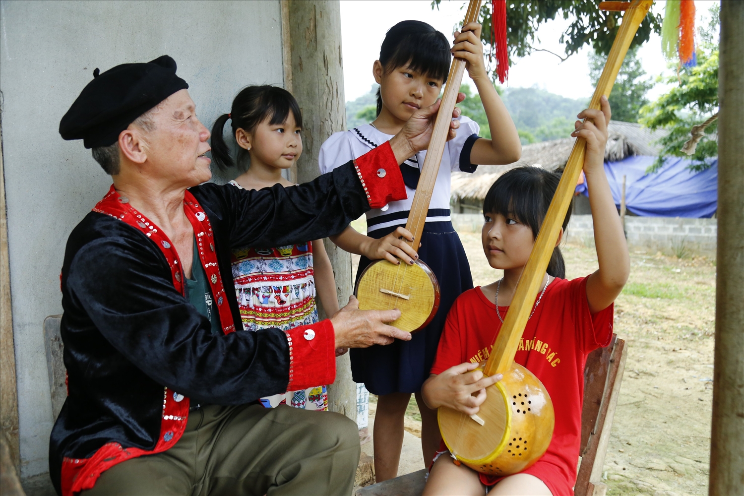 Ông Lương Xuân Dán truyền dạy đàn tính cho các học trò nhỏ.