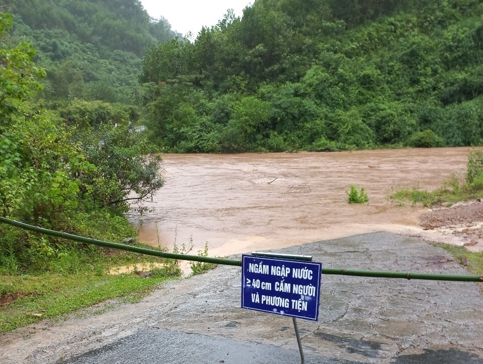 Ngầm Sáng 2 tỉnh lộ 448 (Hòa Bình) ngập hơn 1m.