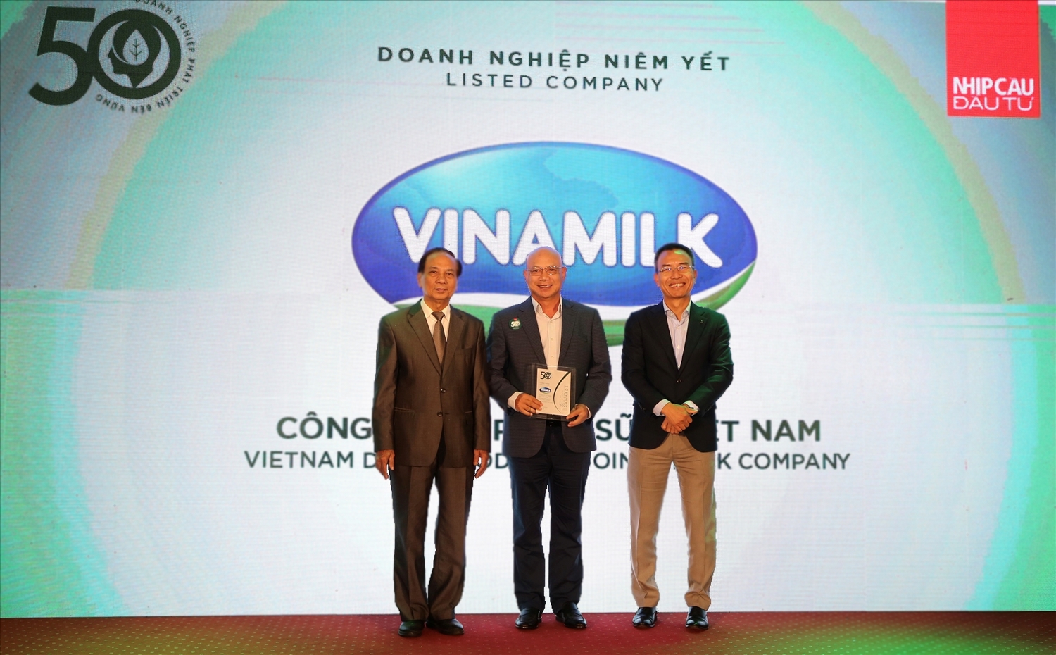 Ông Trịnh Quốc Dũng, Giám đốc Điều hành Vinamilk (Khối Phát triển vùng nguyên liệu) đại diện nhận giải thưởng Top 50 CSA