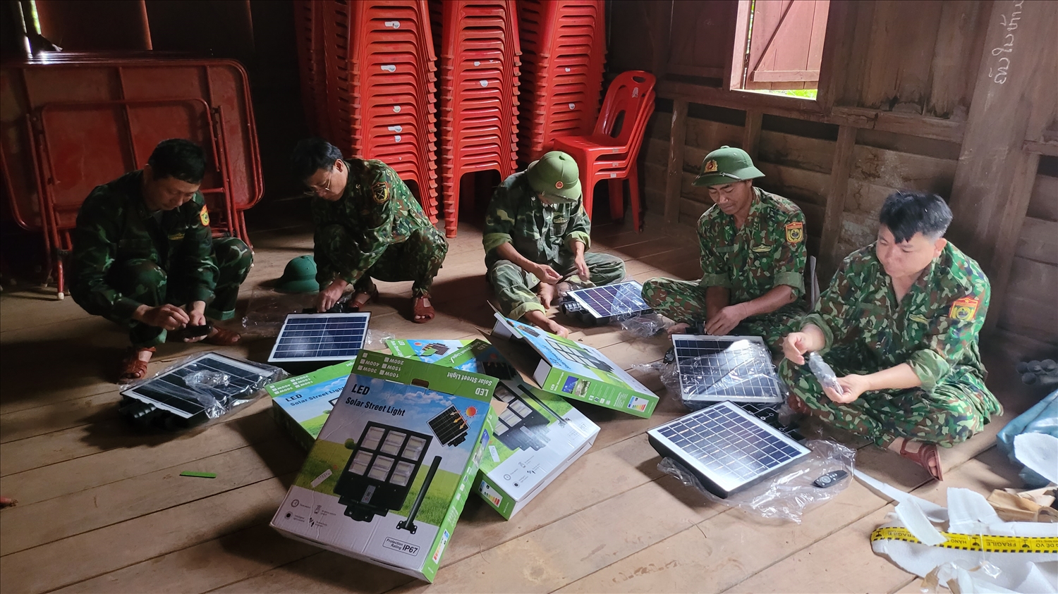Cán bộ chiến sĩ Đồn Biên phòng CKQT Cha Lo lắp ráp hệ thống điện mặt trời