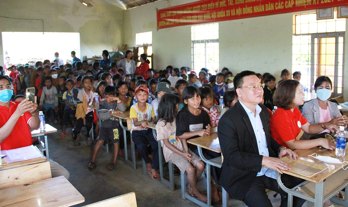 Hàng trăm học sinh dân tộc Mnông cấp tiểu học trên địa bàn xã Đắk Phơi đến Chương trình “Cùng em tới trường”