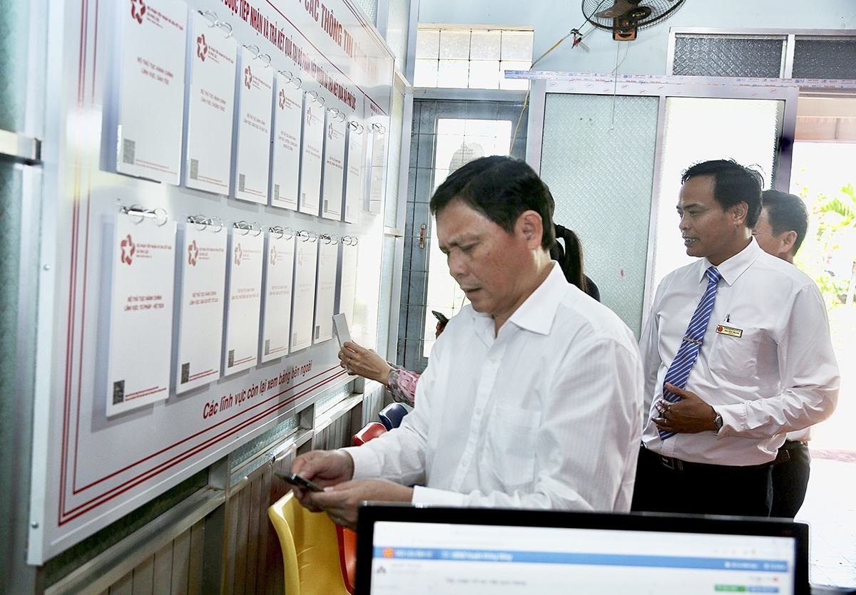 Phó Chủ tịch UBND tỉnh Đắk Lắk Nguyễn Tuấn Hà đến thăm bộ phận tiếp nhận và trả kết quả của xã Phú Lộc